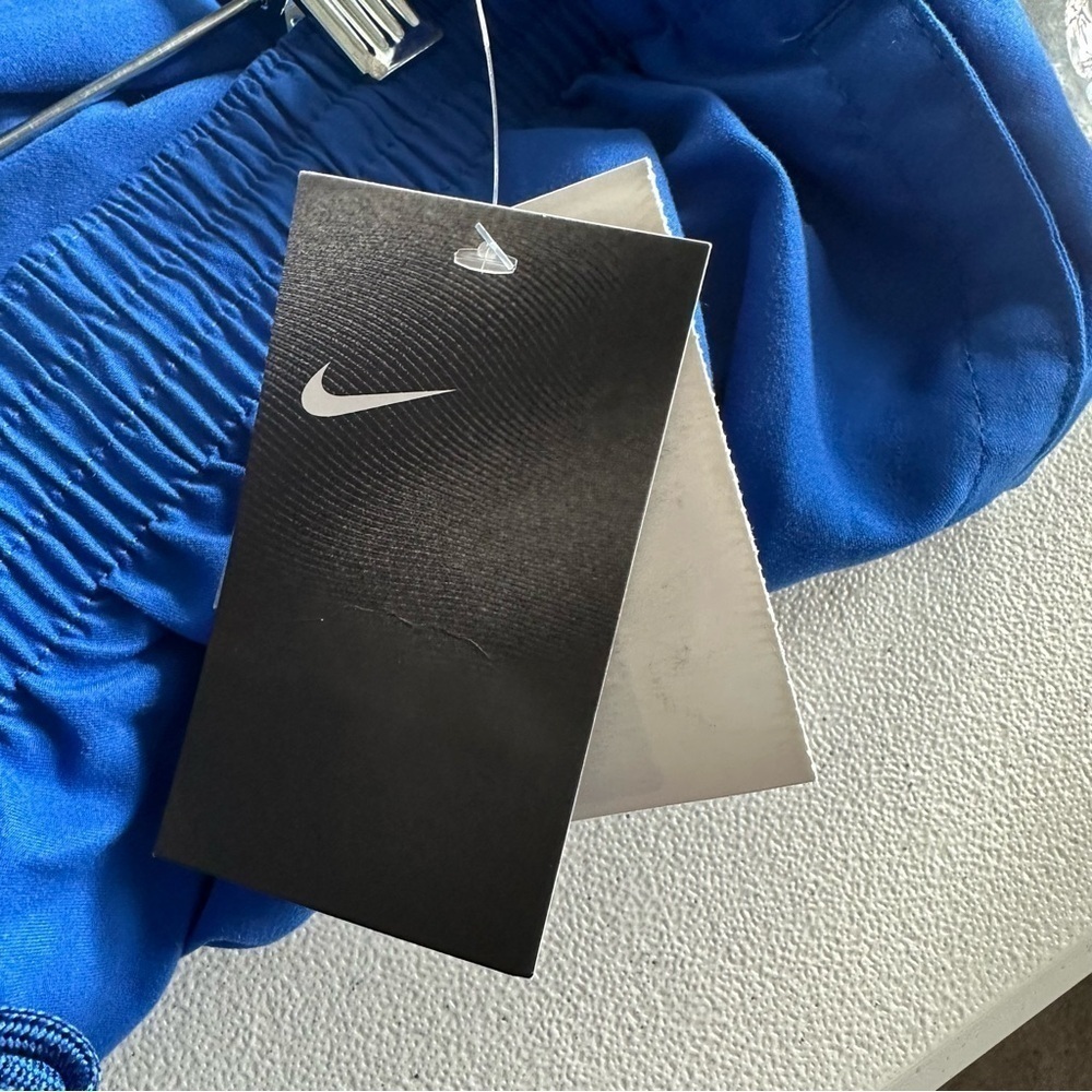 Nike meen's Split Colorblocked 9" Swim Trunks - Picture 5 of 8